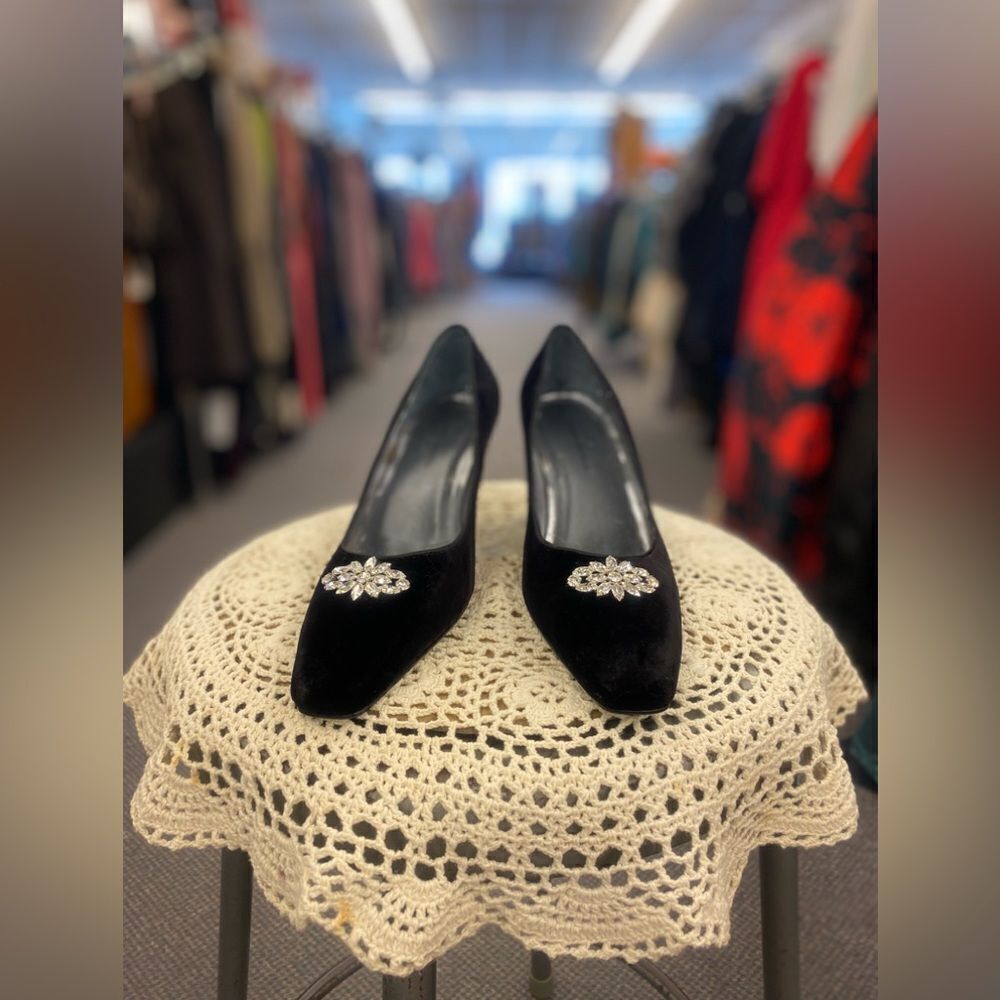Valerie Stevens sz. 6.5 black velvet heels